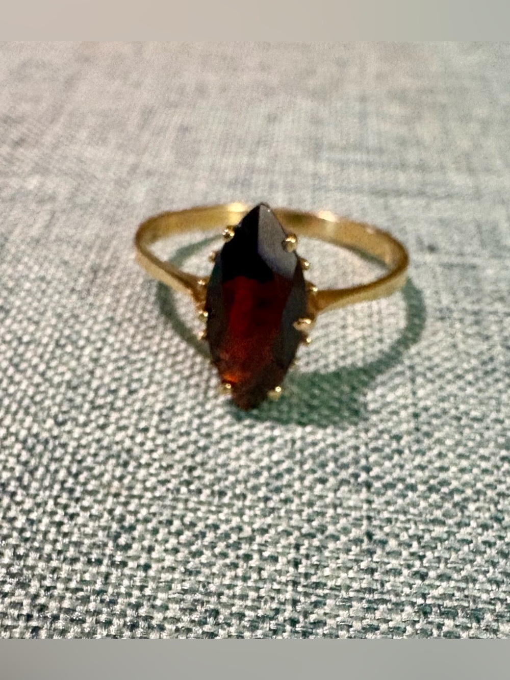 Vintage 18k yellow gold 14 prong marquise cut deep red garnet ring - Picture 2 of 8